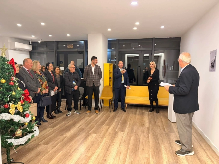 Во македонскиот КЦ во Тирана промовирана книгата „Два корена, едно творештво” на Кимет Фетаху