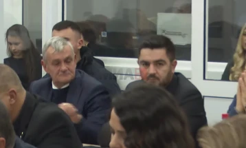 Одбраната на Крешник Бектеши тврди дека не постои ниту еден потпис на лиценца од него, биле издадени со негов факсимил