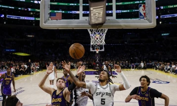 Сан Антонио ги победи Лејкерси во четвртфиналето на НБА Купот