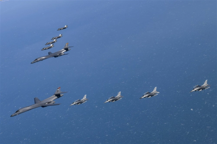 Токио: Американски бомбардери им се придружија на јапонските авиони во демонстрација на сила по кинеско-руските вежби