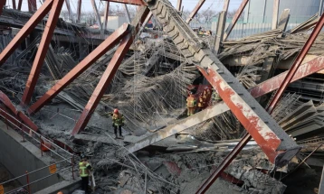 Метална конструкција се урна на градилиште во Јужна Кореја, се трага по двајца работници
