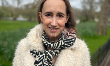 Почина Софи Кинсела (55), авторката на серијалот „Шопингхоличарка“