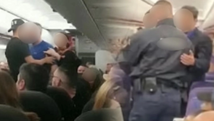 Пијани навивачи од Словачка вознемирувале патници на лет кон Скопје, еден е приведен, а на 10 им е забранет влез во земјава