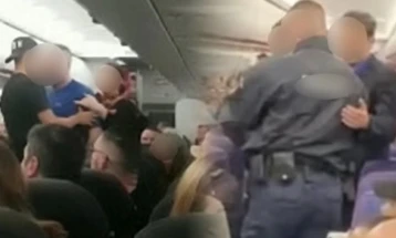 Пијани навивачи од Словачка вознемирувале патници на лет кон Скопје, еден е приведен, а на 10 им е забранет влез во земјава