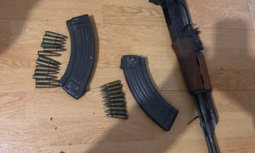 Претрес во Тетовско, пронајдени дрога, оружје и муниција, приведени две лица