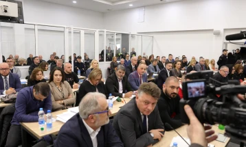 Одбраната на обвинетите вработени во Министерството за економија, тврди дека тие вршеле само службена проверка на документацијата за лиценци, без можност да предизвикаат или да придонесат кон пожарот во дискотеката „Пулс“