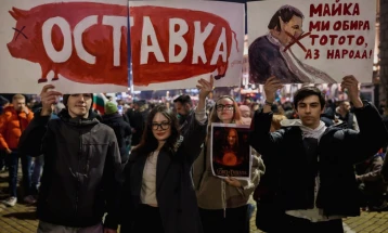 Полицијата во Софија приведе 57 демонстранти, откриени ножеви, „боксирачи“ и пиротехника