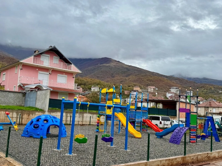 Во Центар Жупа изградено првото детско игралиште