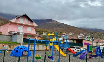 Во Центар Жупа изградено првото детско игралиште