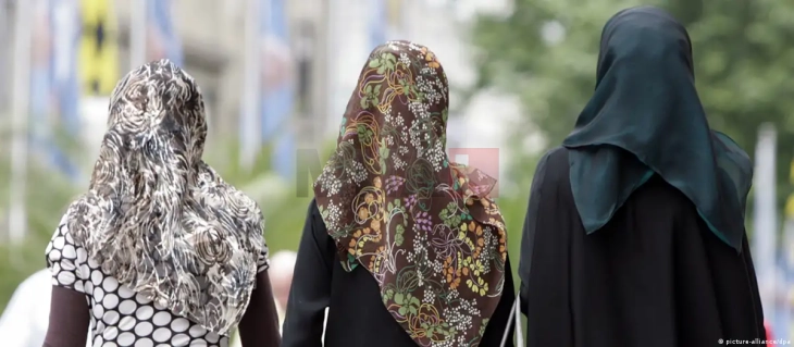 Parlamenti austriak votoi për të ndaluar shamitë myslimane në shkolla për vajzat nën 14 vjeç