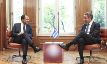 Мицотакис и Христодулидис ја реафирмирале посветеноста во насока кон решение на кипарското прашање