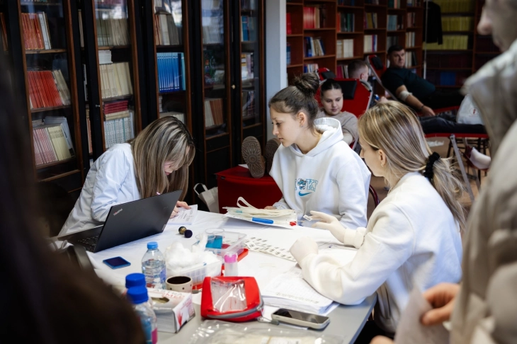 Во велешката Гимназија собрани  17 крвни единици