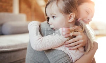 Психолог: Детето не треба да биде „малиот терапевт“ за родителот