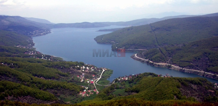 QMK: Një aeroplan i vogël ka rënë në Liqenin e Mavrovës, një person është lënduar