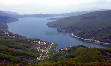 QMK: Një aeroplan i vogël ka rënë në Liqenin e Mavrovës, një person është lënduar