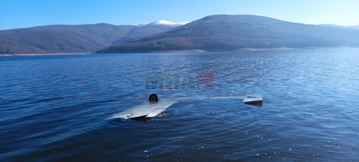 Dy persona lëndohen pas rrëzimit të aeroplanit sportiv afër digës së Mavrovës