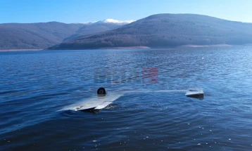 Dy persona lëndohen pas rrëzimit të aeroplanit sportiv afër digës së Mavrovës