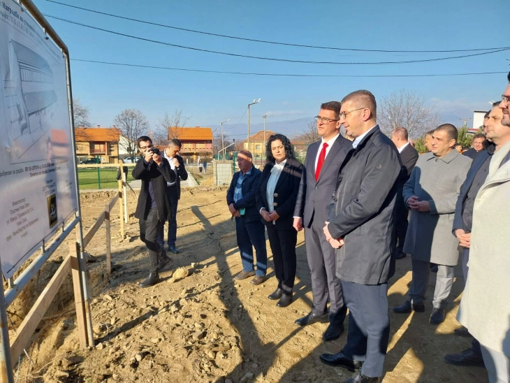 Премиерот Мицкоски и градоначалникот на Ново Село, Божинов, го означија почетокот на изградбата на нова училишна спортска сала во селото Колешино