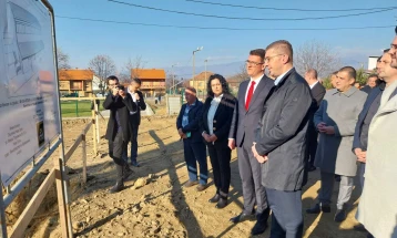 Премиерот Мицкоски и градонаначлникот на Ново Село, Божинов, го означија почетокот на изградбата на нова училишна спортска сала во селото Колешино