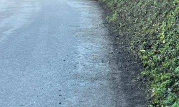 Во Општина Маврово и Ростуше се расчистуваат риголите и каналите покрај локалните патишта 