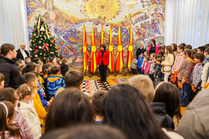 Над 270 дечиња присустуваа на церемонијата на свечено менување на државното знаме во кабинетот на претседателката Сиљановска-Давкова