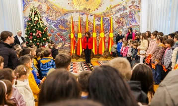 Над 270 дечиња присустуваа на церемонијата на свечено менување на државното знаме во кабинетот на претседателката Сиљановска-Давкова