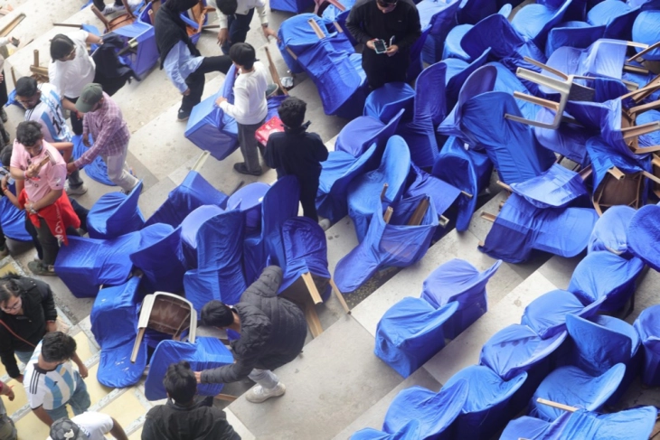 Турнејата на Меси низ Индија започна во хаос, лутите навивачи фрлаа седишта на теренот