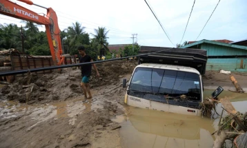 Жртвите од поплавите и лизгањето на земјиште во Индонезија надминаа илјада лица