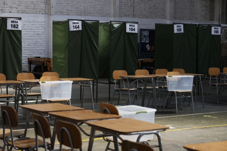 Chile votes in presidential run-off set to shift country right