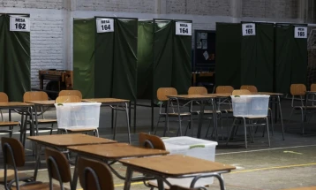 Chile votes in presidential run-off set to shift country right