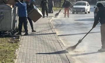 Во Кочани акција за чистење на улици тротоари во делови од градот