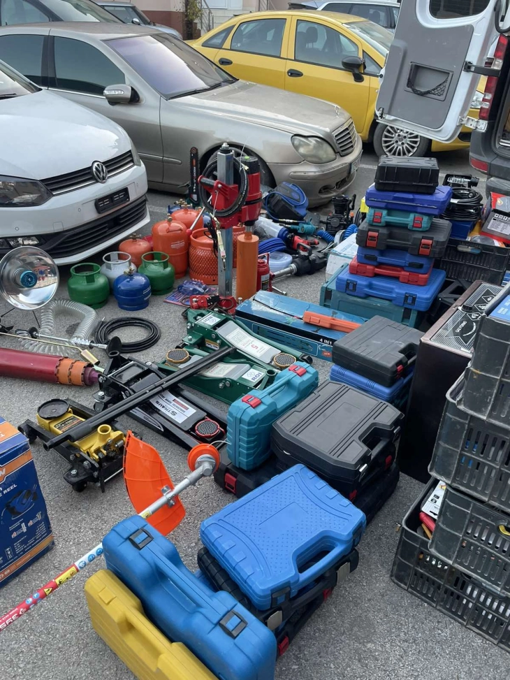 МВР заплени брендирана стока и разновиден алат, двајца уапсени