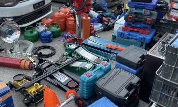 МВР заплени брендирана стока и разновиден алат, двајца уапсени