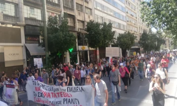 Грчкиот Парламент вечерва ќе го гласа буџетот - синдикатот на вработените во јавниот сектор започна 24-часовен штрајк