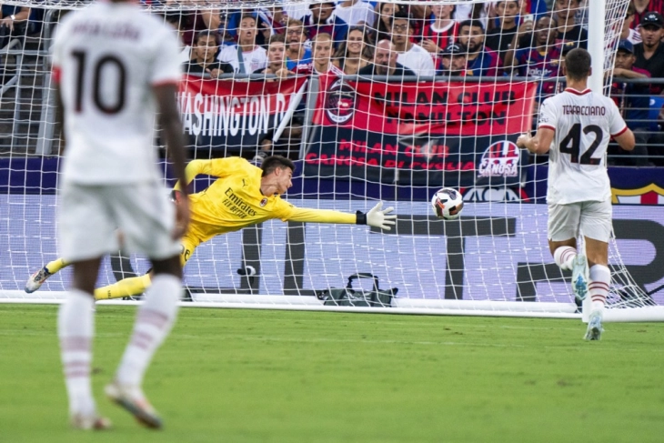 Газета дело Спорт: Арсенал може да го ангажира голманот на Милан, Торијани