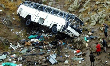 Најмалку 13 патници загинаа во автобуска несреќа во централен Иран