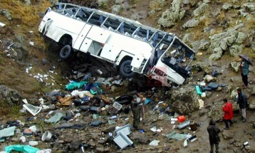 Të paktën 13 udhëtarë e kanë humbur jetën në një aksident me autobus në Iranin qendror