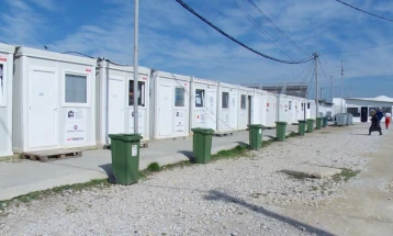 Жител на Египет одзел предмети од Црвен крст во Транзитен центар Табановце