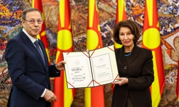 Сиљановска-Давкова ги прими акредитивите на новоименуваниот амбасадор на Алжир, Абделмаџид Наaмун