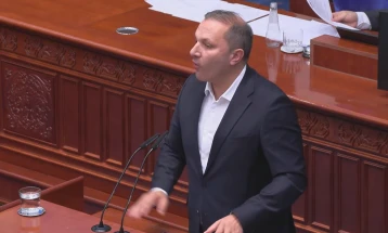 Grupi parlamentar i LSDM-së lëshon seancën shkaku i mungesës së ministrave, por edhe Rezolutës së qeverisë, Micevski porositi se u shmangen pyetjeve të deputeteve