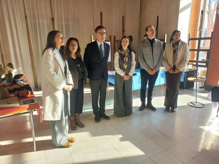 Во Кочани амбасадорот на Шпанија, Сориано Ортис ја отвори работилница за продукти и слики од рециклирани и органски материјали