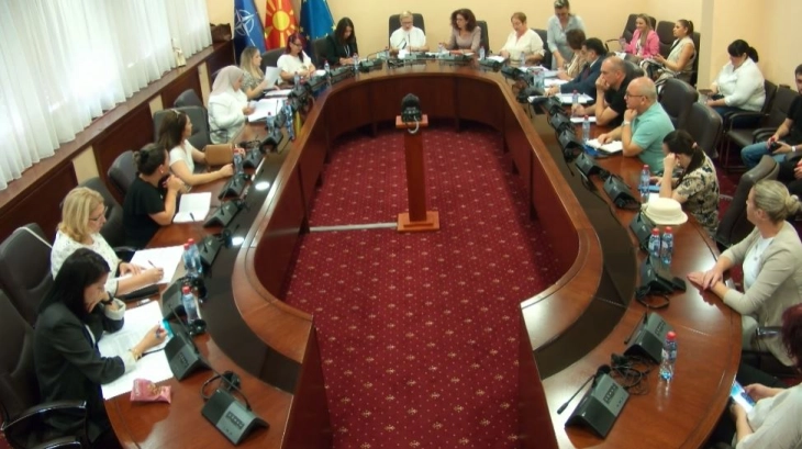 Takim i Komisionit pët Arsim, Shkencë dhe Sport me ministren Janevska dhe ekspertët e Strategjisë së arsimit 2026 - 2032