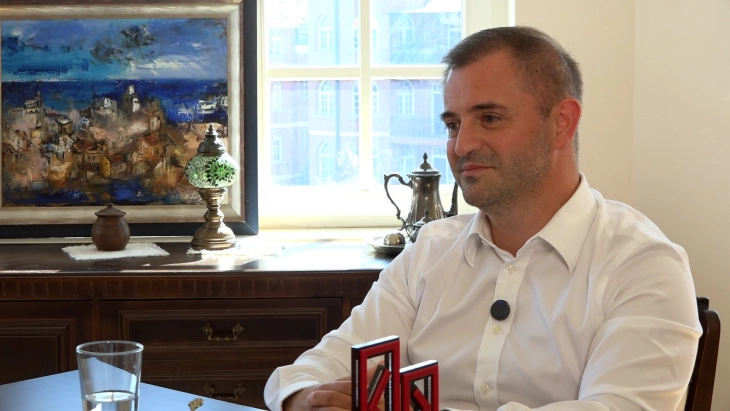 Кастриот Арифи во „Бизнис-клуб“: Образованието треба да се фокусира на развој на вештини, критичко мислење и медиумска и дигитална писменост