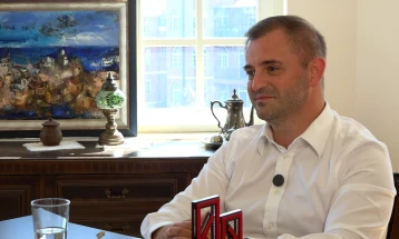 Кастриот Арифи во „Бизнис-клуб“: Образованието треба да се фокусира на развој на вештини, критичко мислење и медиумска и дигитална писменост