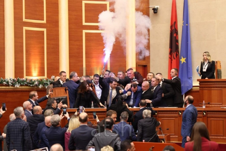 Kaos në parlamentin shqiptar, deputetët e opozitës bllokuan seancën