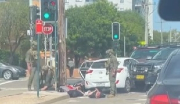 Седум мажи со идеолошки врски со таткото и синот од Бонди уапсени во предградие на Сиднеј