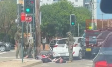 Shtatë burra me lidhje ideologjike me babain dhe djalin nga Bondi të arrestuar në periferi të Sidneit