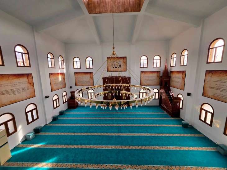 Со донација на иселеници саат кула џамијата „Вехби Дибра“ во Дебар доби нови прозорци