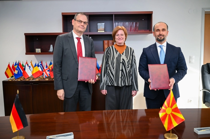 German Ambassador Drexler, GIZ representatives hand over Reform Agenda software platform to Minister Murtezani