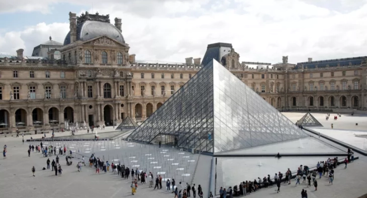 Лувр повторно отворен